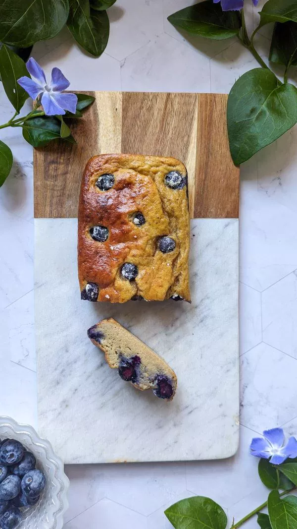 Pastel húmedo de plátano y arándanos