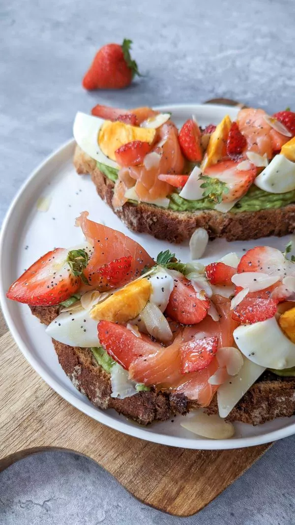 Tostada de salmón y fresas
