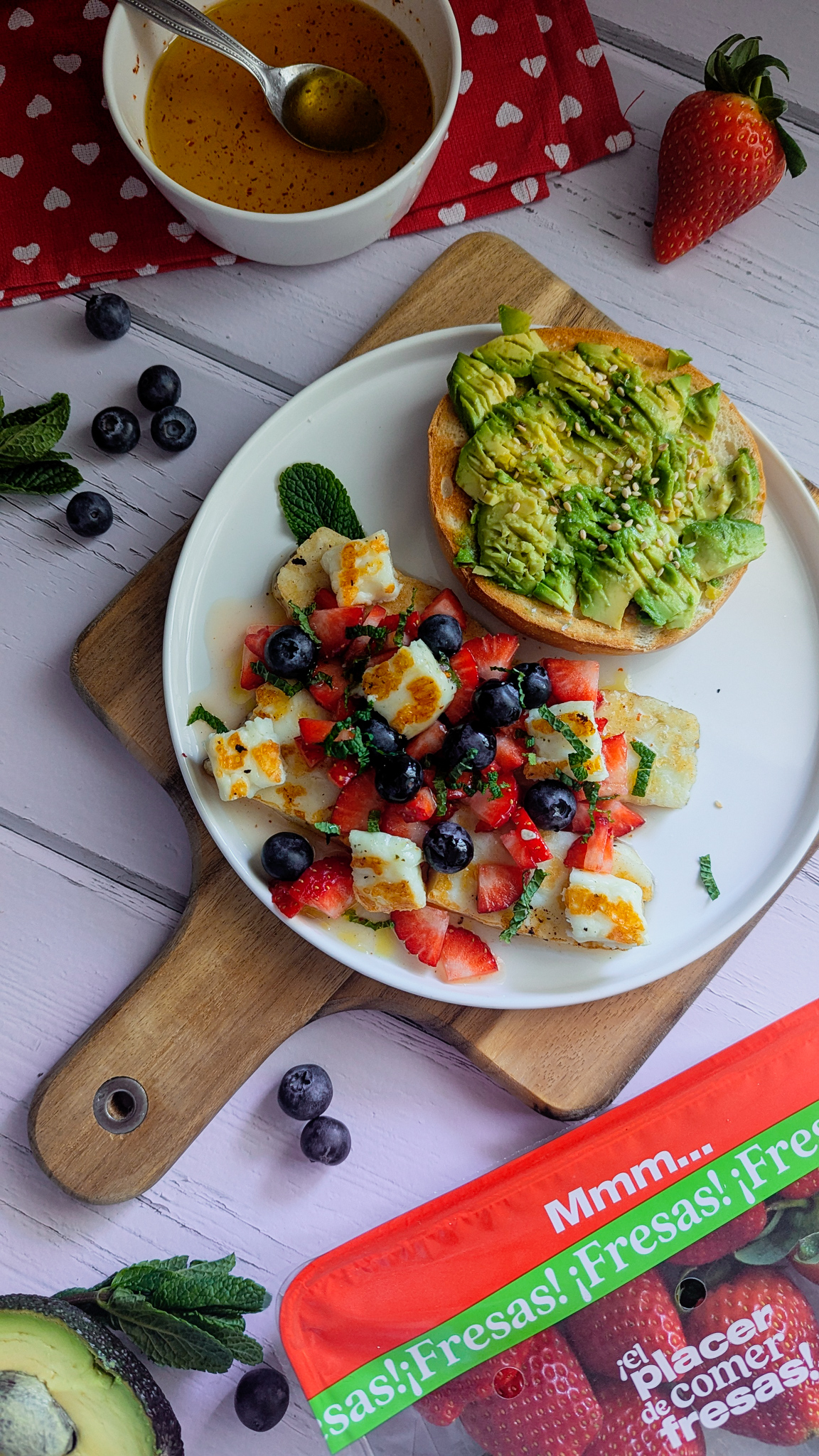 Ensalada de Halloumi y Frutos Rojos