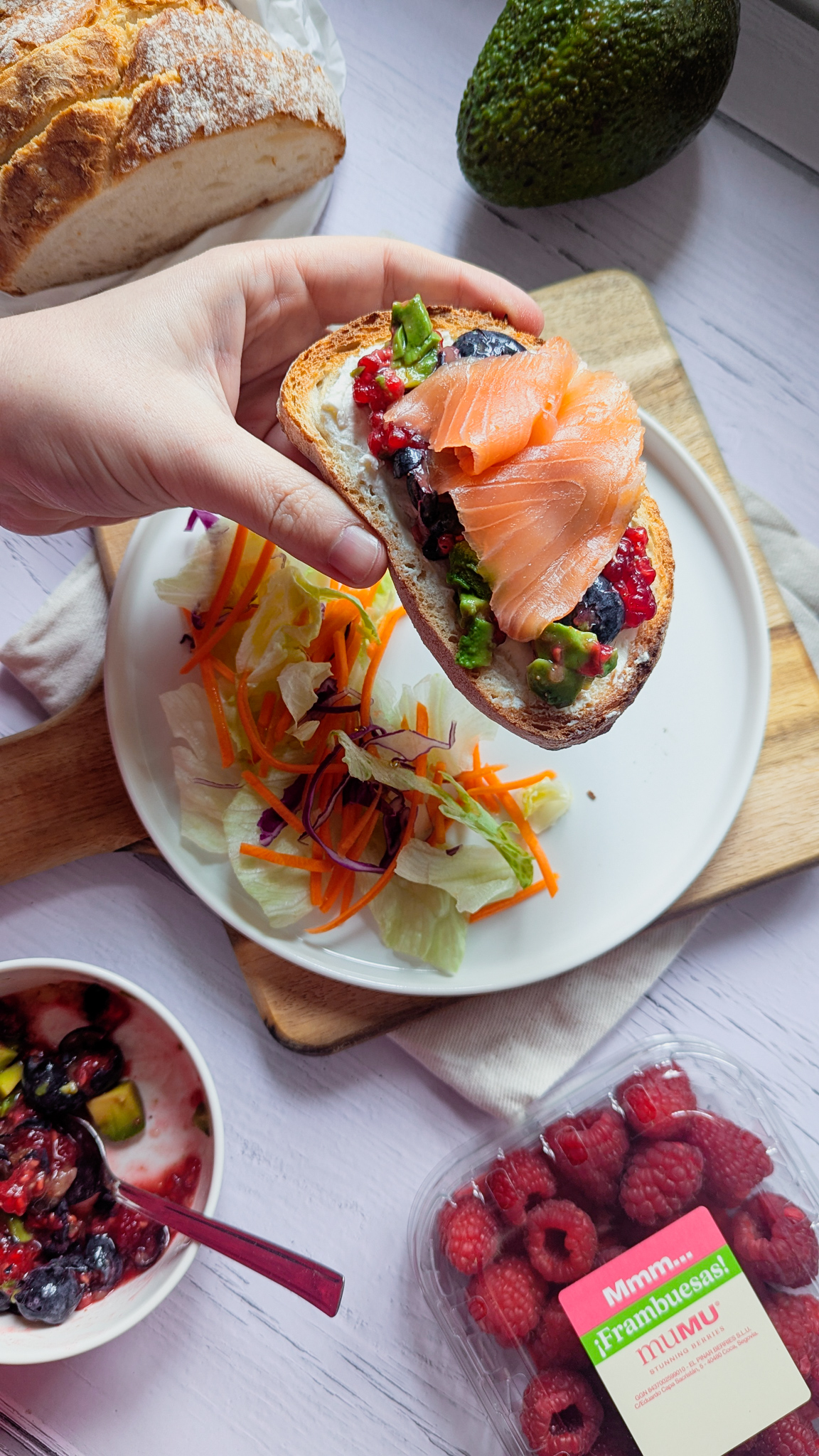 Tostada de Salmón y Frutos Rojos
