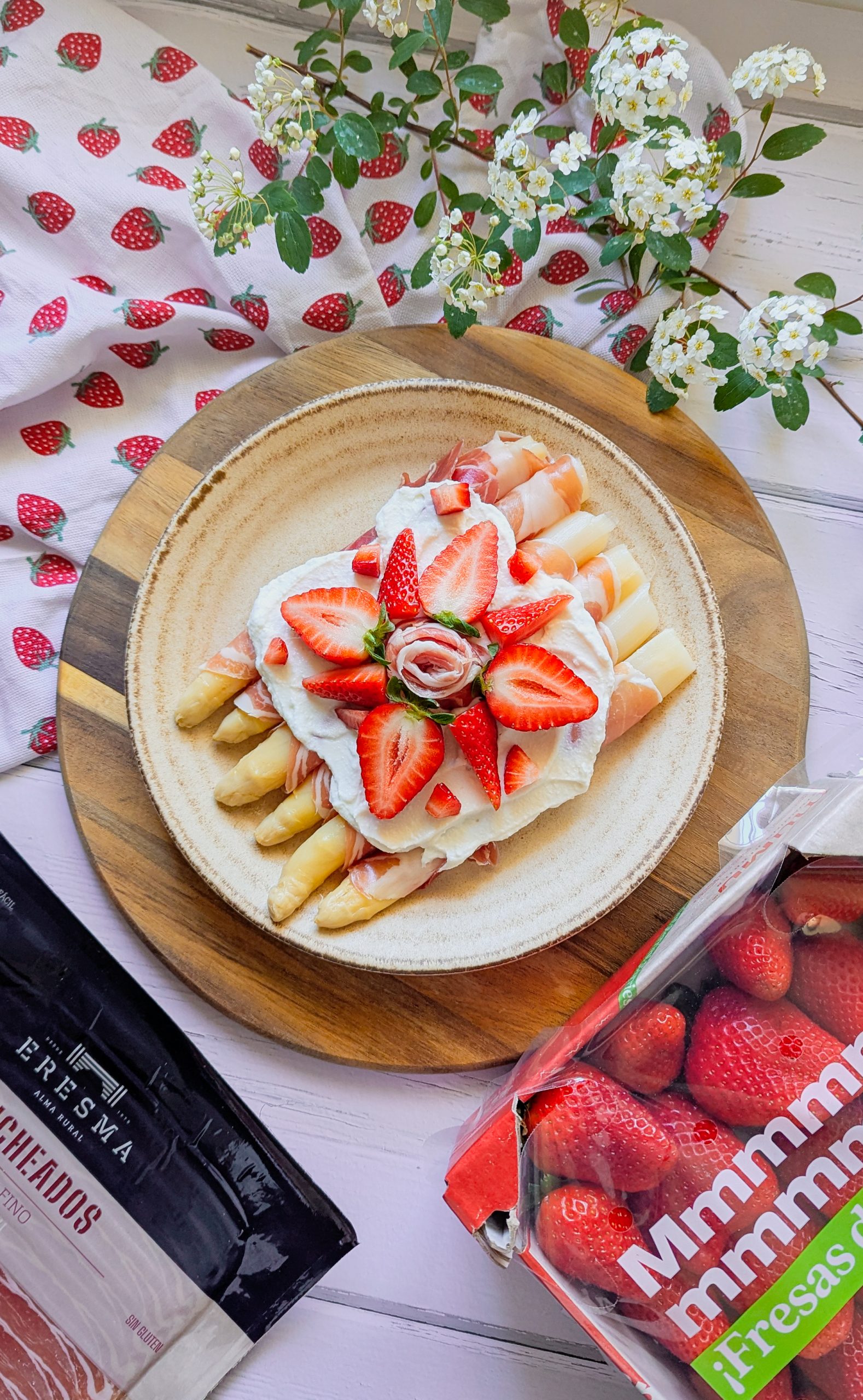 Espárragos con Jamón y Fresas un Entrante de Primavera