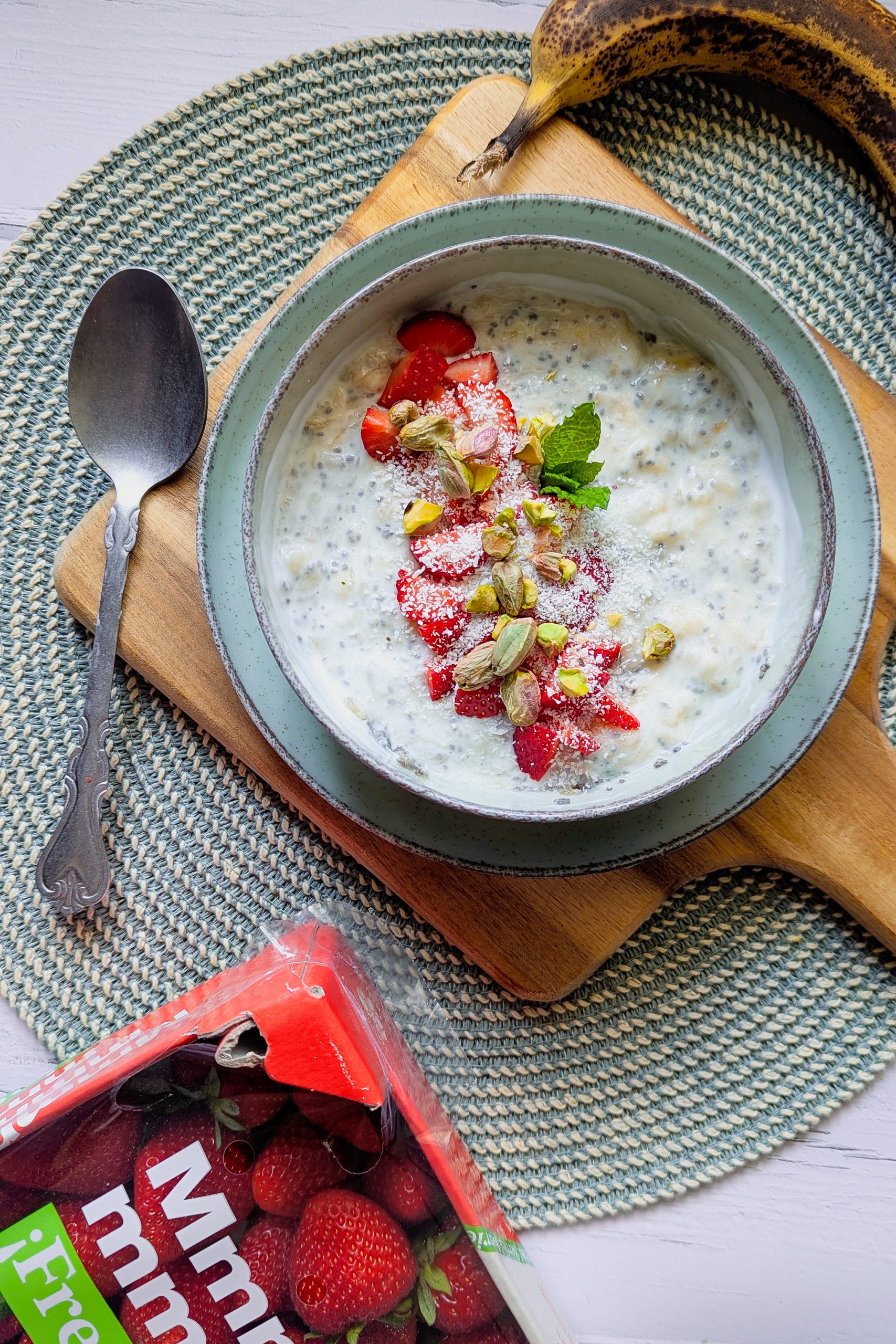 Yogurt Bowl mágico de Fresas Coco y Pistachos