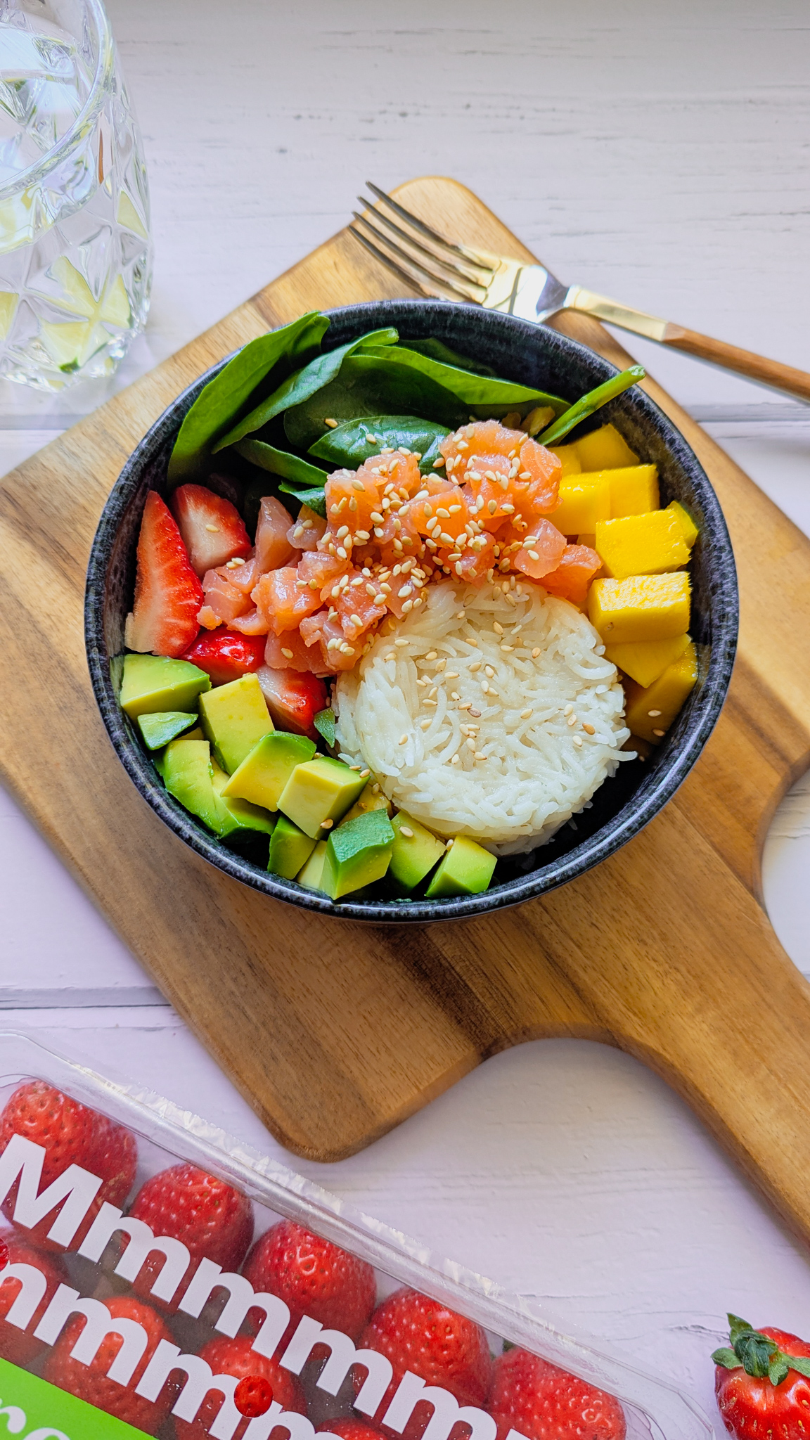  Poke Energético de Salmón y Fresas