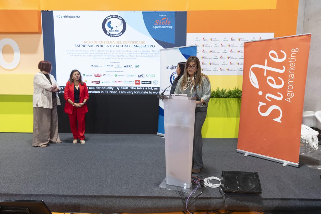 Isabel Martín, responsable de administración de El Pinar, en la recogida del Certificado Empresa por la Igualdad - MujerAGRO en Fruit Attraction 2025
