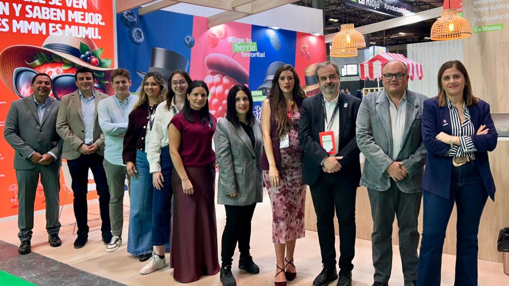 Equipo de El Pinar - muMU Berries en el primer día de feria en Fruit Attraction 2025 en IFEMA Madrid