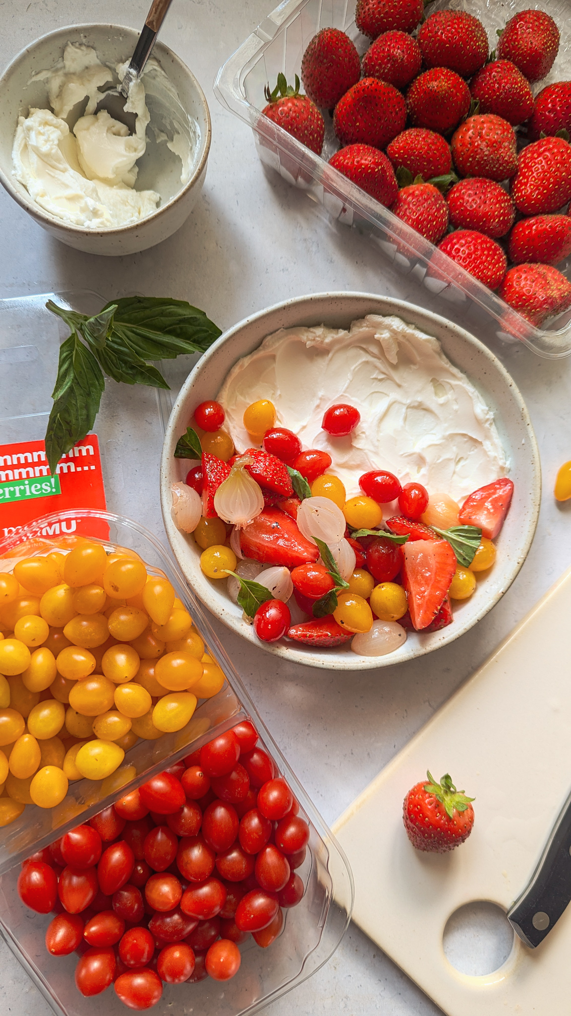 Dip de Queso Crema con Tomberry, Fresas y Cebollitas