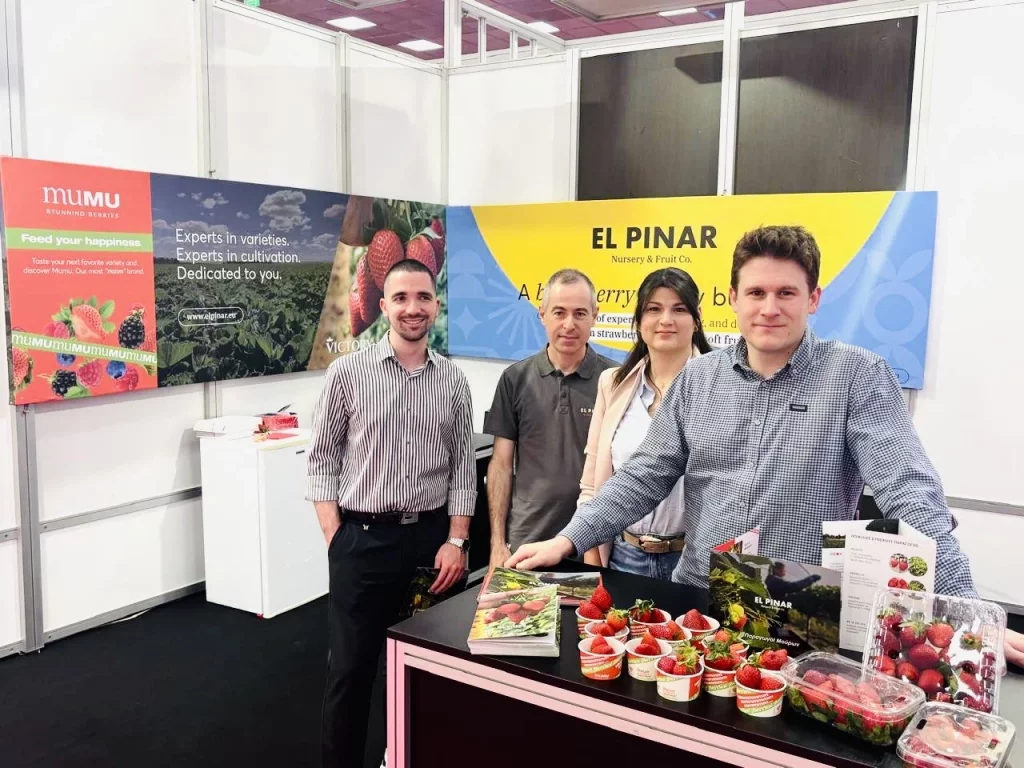 Dimitris, Vasilis, Anna y Jimmy, de El Pinar, como representantes de la empresa en la última edición de la feria Freskon en Salónica, Grecia.