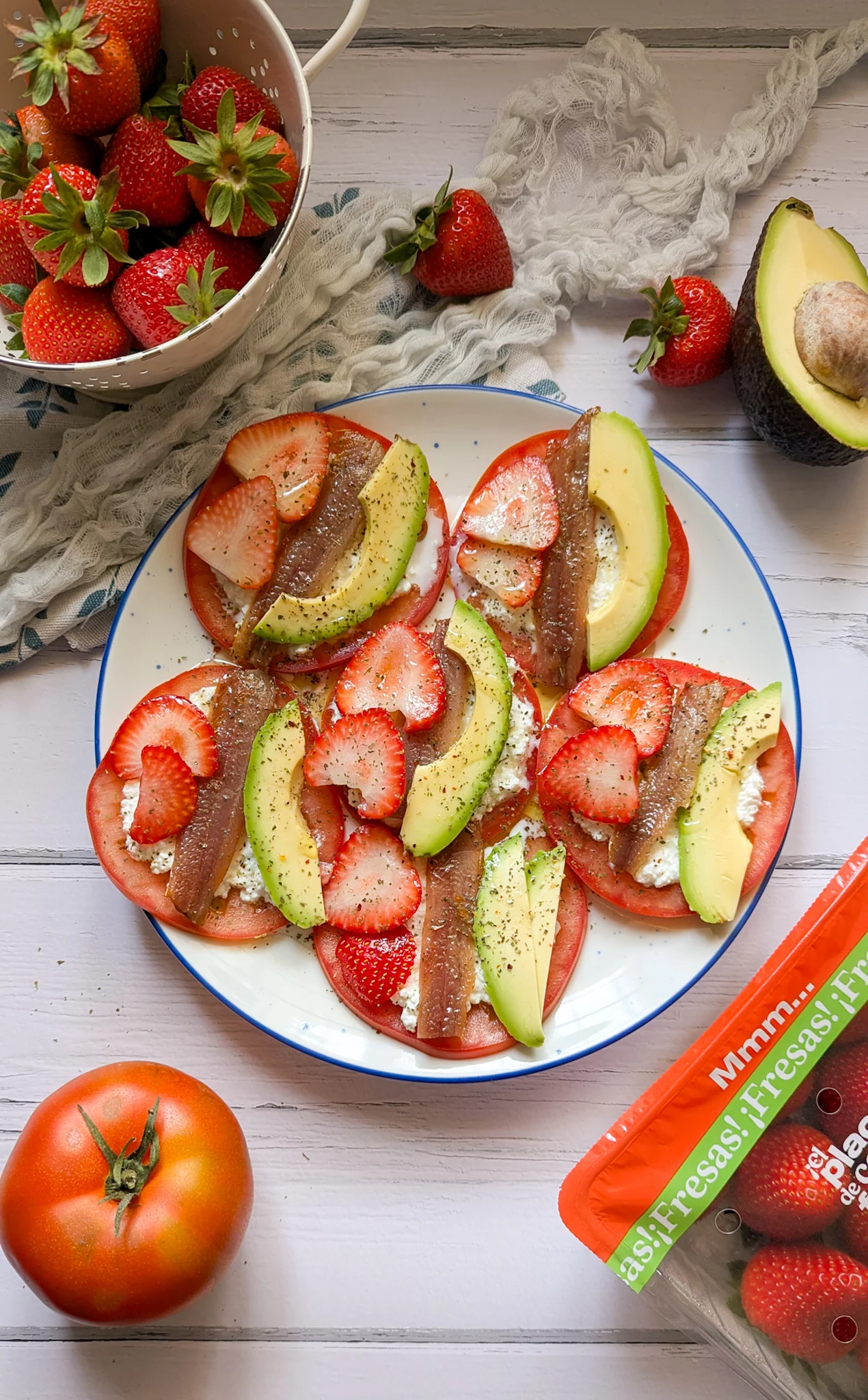  Ensalada de Tomate, Sardina Ahumada y Fresas 