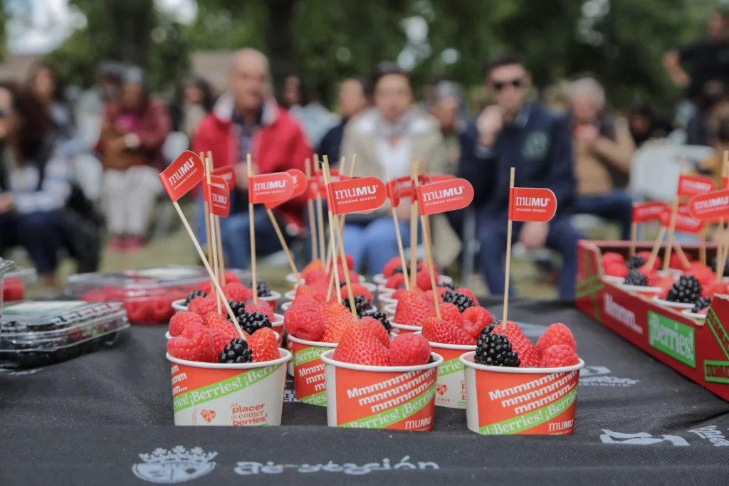 Vasitos de degustación con frutos rojos de MUMU Berries en la I Feria Sin Gluten de Alimentos de Segovia. 