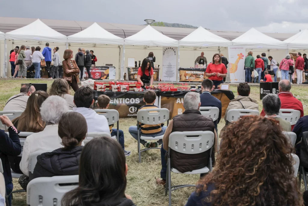 Explicación impartida por Cristina Santomé y Aroa González (de izquierda a derecha) en la degustación de MUMU Berries en la I Feria Sin Gluten de Alimentos de Segovia. 