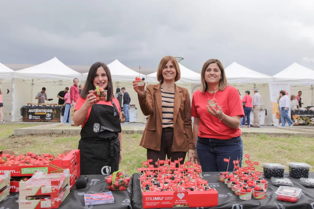 Cristina Santomé y Aroa González, en representación de El Pinar, junto a Magdalena Rodríguez, en la I Feria Sin Gluten de Alimentos de Segovia.