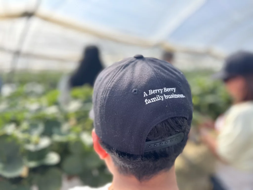 Gorra de El Pinar con diseño de A Berry Berry Family Business.