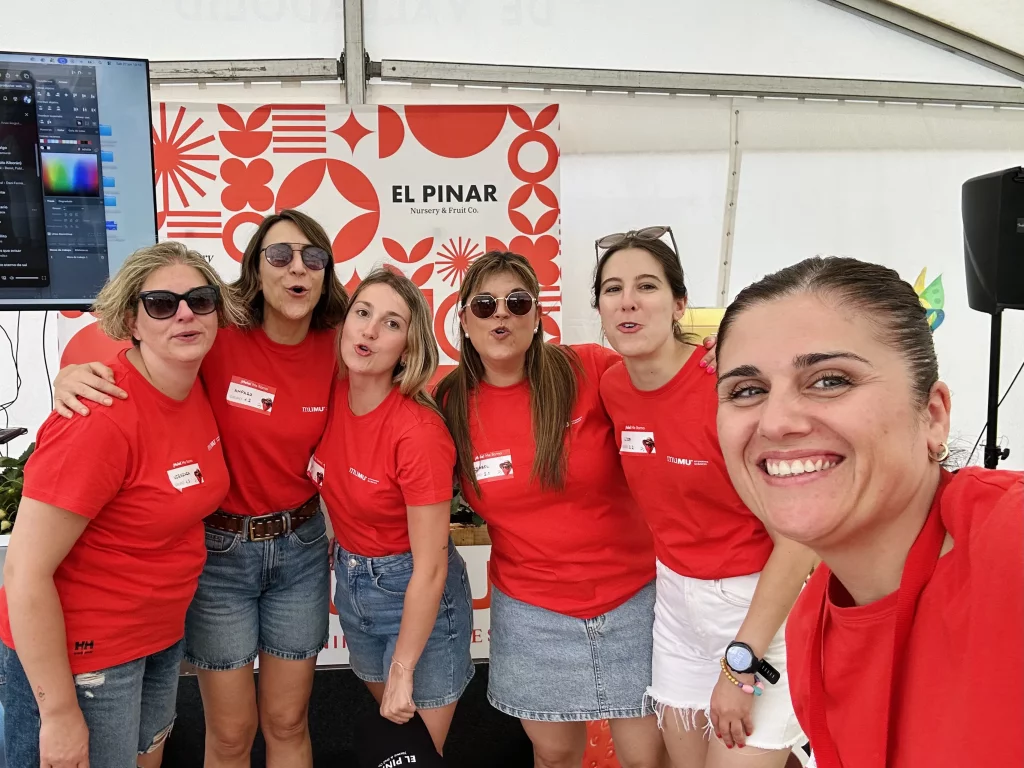 Grupo de compañeras de la sede de Chañe en el II Día de la Familia & Amigos de El Pinar 2026.