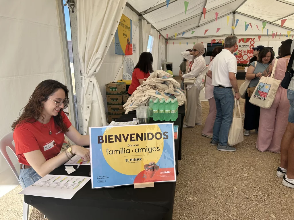 Recepción de bienvenida y registro de asistentes para el II Día de la Familia & Amigos de El Pinar 2026.