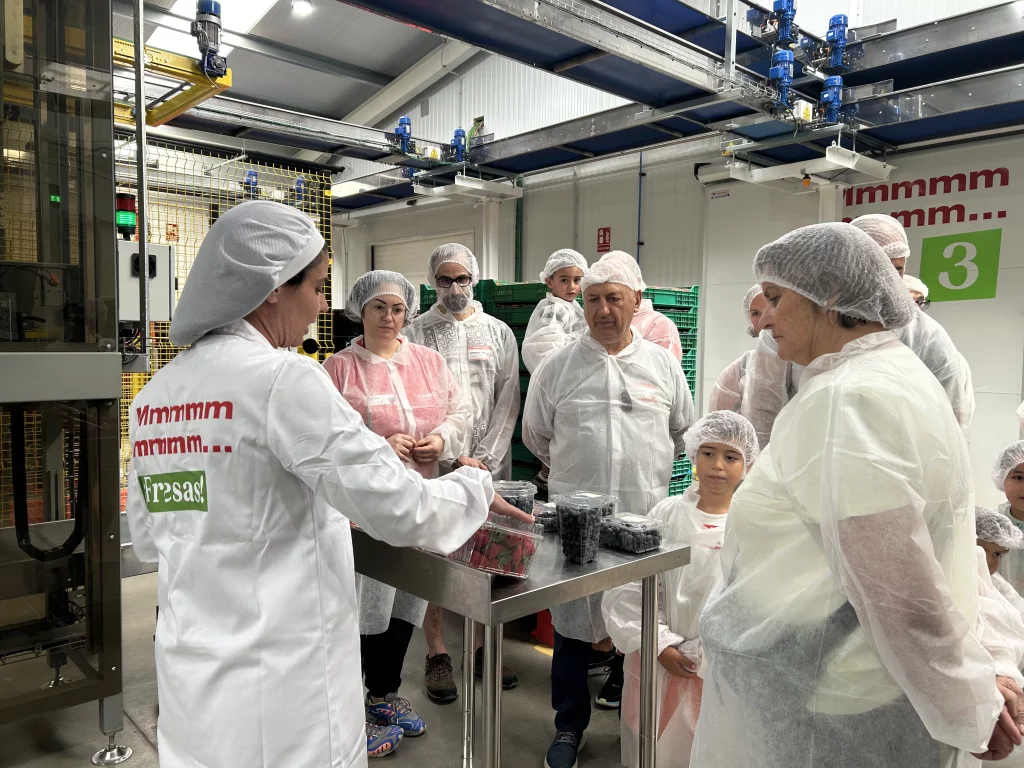 Paula Gómez, encargada del almacén, explicando a un grupo asistentes los tipos de formato de MUMU Berries en el II Día de la Familia & Amigos de El Pinar.