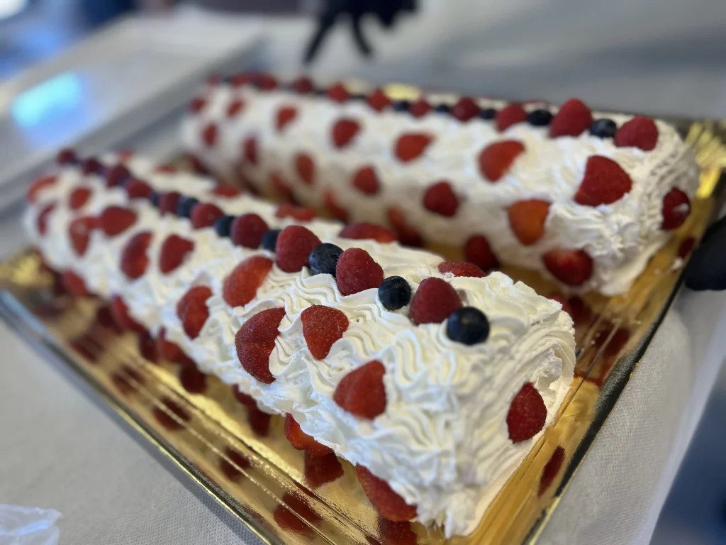 Troncos de  brazo de gitano de nata y frutos rojos de MUMU Berries para el II Día de la Familia & Amigos de El Pinar.