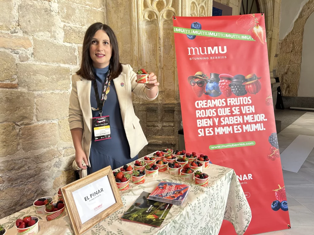 Mesa informativa de El Pinar - MUMU Berries, como patrocinadores, en la III edición de SegoviUp.